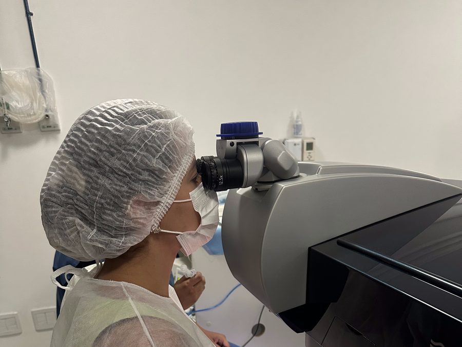Dra. Mayra Fagundes na plataforma de cirurgia refrativa a laser