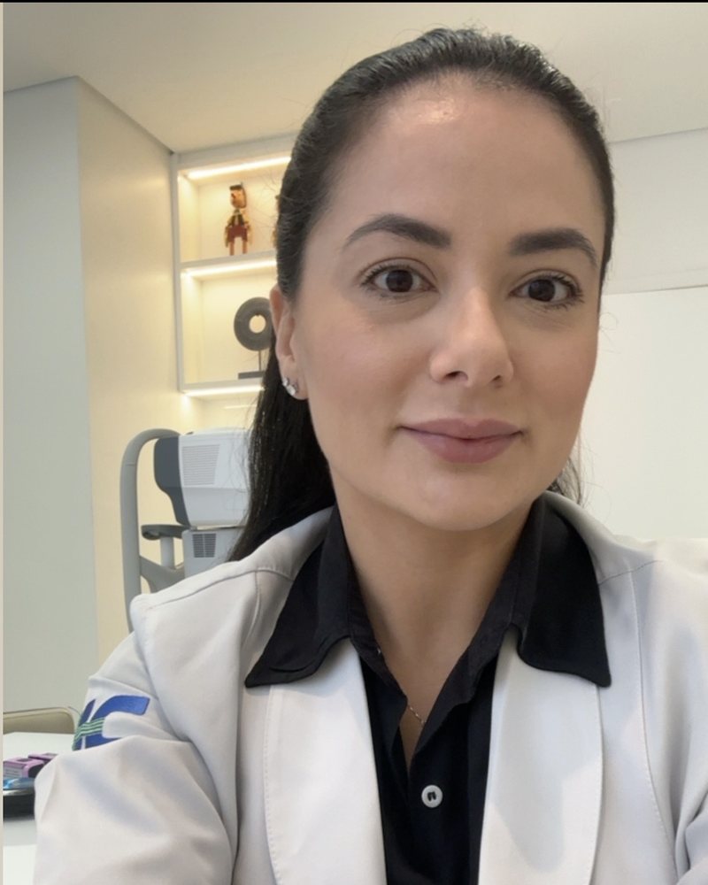 Dra. Mayra Fagundes no consultório